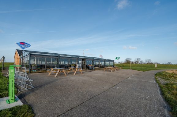 Strandtent naast het strand.